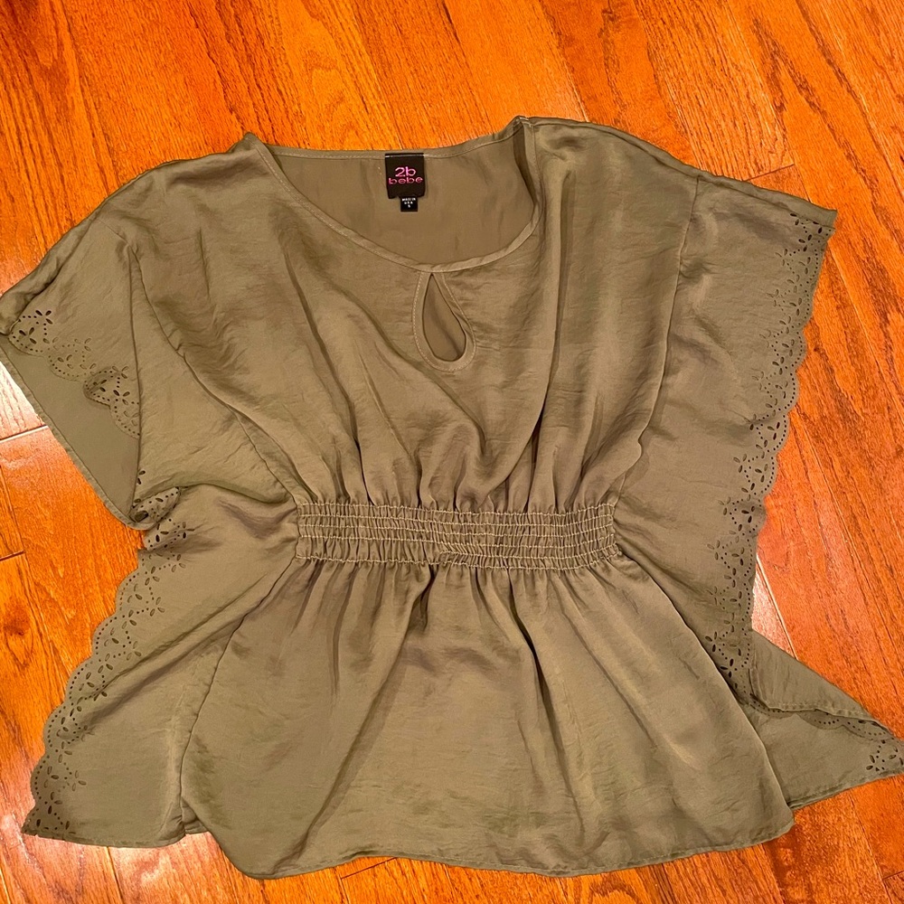 2B Bebe size S green flowy blouse with laser cut design
